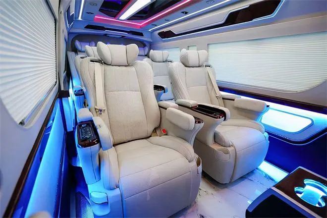 Ni-seters Toyota Hiace interiøroppgraderinger inkludert seter, kuppellys, sam...