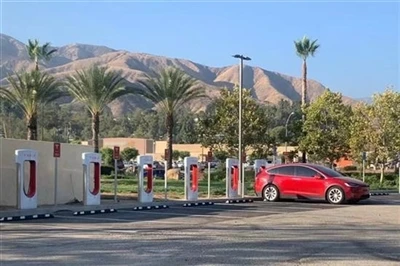 Tesla har kommet opp med nye triks for å belaste tilleggsavgifter i travle ti...